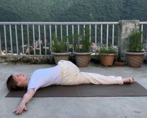 Shava Udarakarshanasana