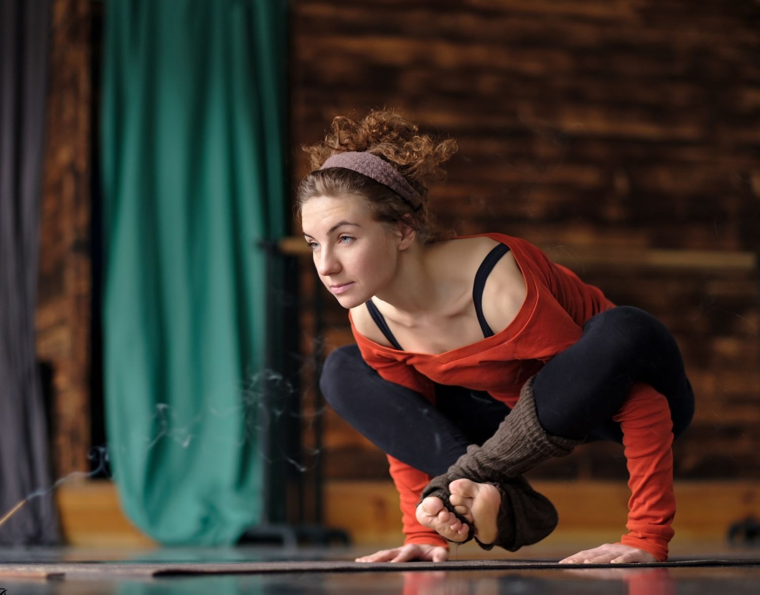 yoga practitioner doing Bhujapidasana